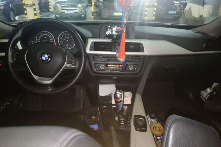 Used BMW 3 Series GT 2013 320i Leading Model Center Console