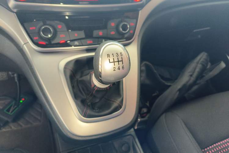 Used Haval M6 2018 1.5T Manual Two-Wheel Drive Urban Model Gear Lever