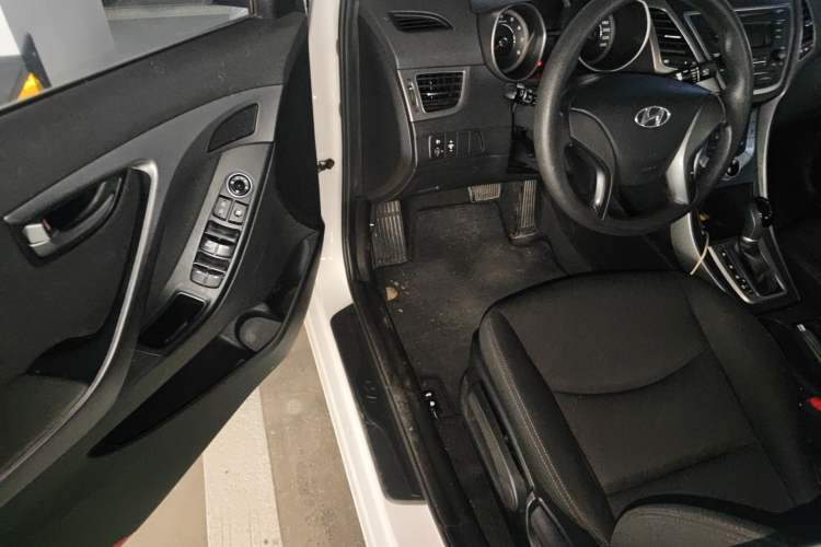 Used Hyundai Elantra (5th Generation / Langdong) 2016 1.6L Automatic Smart Version
