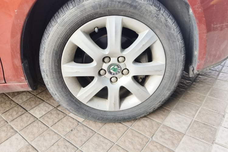 Used Skoda Fabia 2011 1.6L Automatic Crystal Edition Right Front Wheel Hub