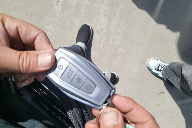 Used Farizon Super VAN 2024 Zhifu Edition Mid-Drive Mid-Roof 83 kWh Vehicle Key