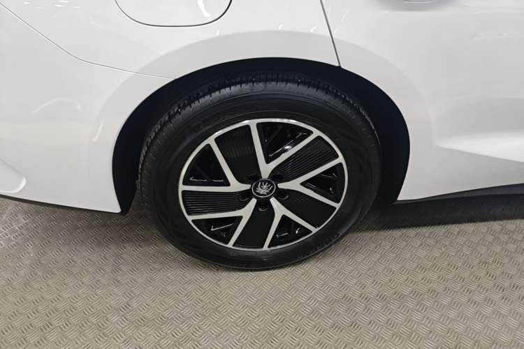 Used BYD Qin L 2025 DM-i Smart Drive 120KM Superior Model Right Rear Wheel Hub