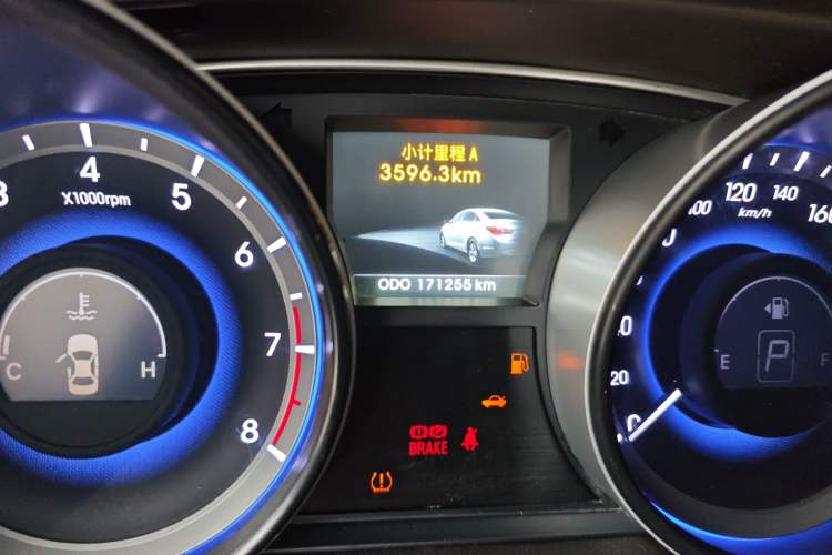 Used Hyundai Sonata 2011 2.0L Automatic Leading Edition Odometer Close Up