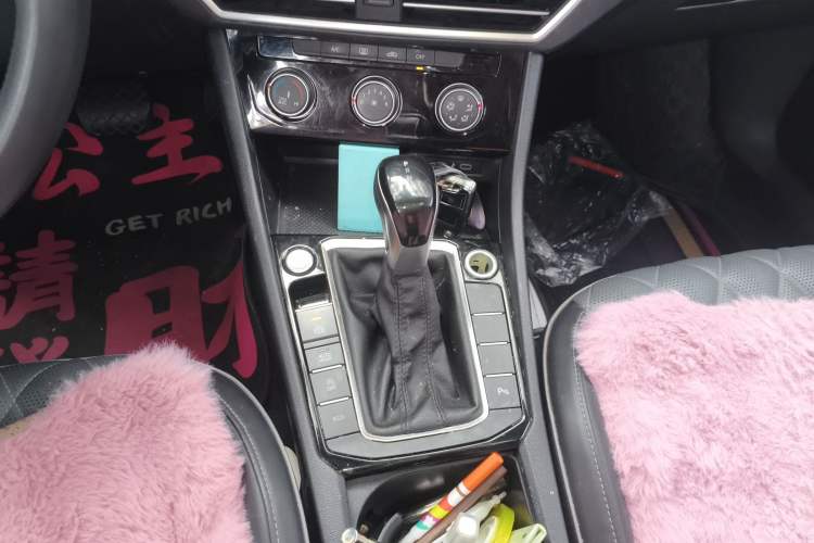 Used Volkswagen Sagitar 2023 300TSI DSG Excellence Edition Gear Lever