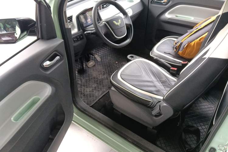 Used Wuling Hongguang MINIEV 2021 Macaron Fashion Model Lithium Iron Phosphate Driver Seat