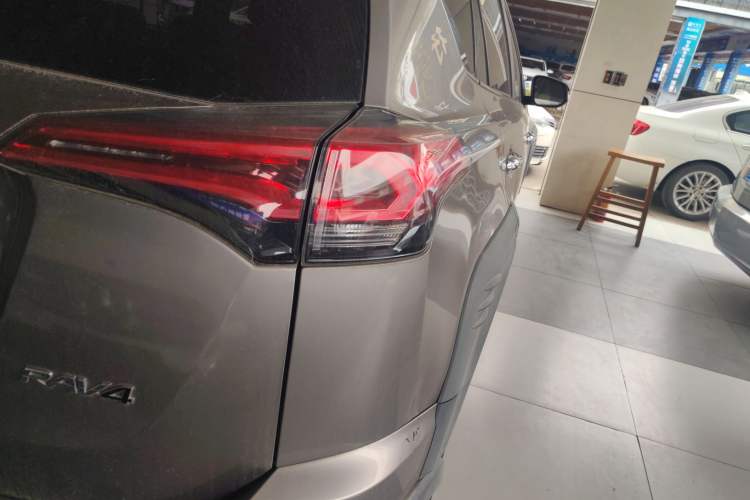 Used Toyota RAV4 2019 2.0L CVT Two-Wheel Drive Fashion X Limited Edition China VI Standard
