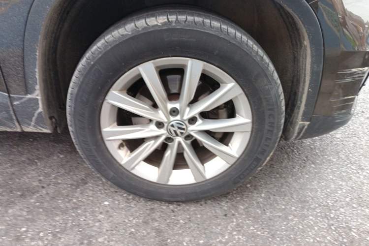 Used Volkswagen Tiguan 2015 1.8TSI Manual Two-Wheel-Drive Limited Edition Right Front Wheel Hub