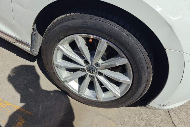 Used Volkswagen Magotan 2017 330TSI DSG Leading Model Right Front Wheel Hub