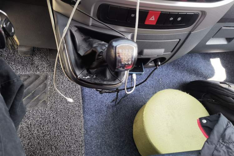 Used Dongfeng Yufeng 2021 2.0T Power King Front-Drive Logistics Vehicle Long Wheelbase Mid-Roof Design 6–9 Seats China VI Emission Standard ZD20
