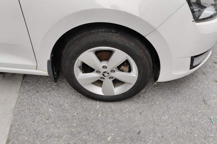 Used Skoda Rapid 2013 1.6L Automatic Smart Selection Model Right Front Wheel Hub