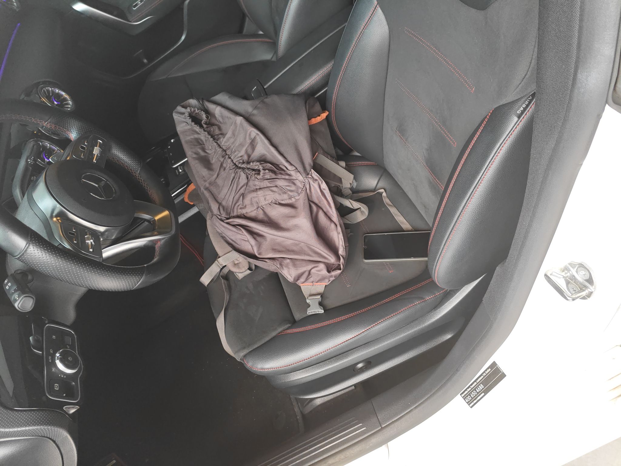 المقاعد الأمامية داخل السيارة