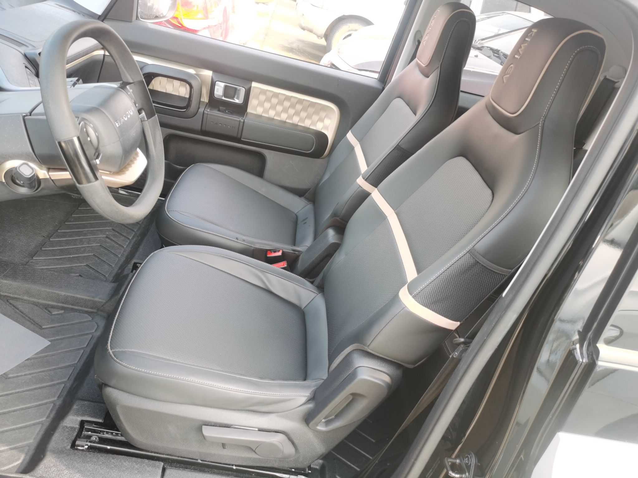 Переднее сиденье в автомобиле