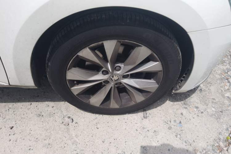 Used Skoda Superb 2016 TSI280 DSG Innovation Edition Right Front Wheel Hub