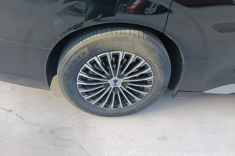 Used Denza D9 2022 DM-i 970 Four-Wheel Drive Prestige Model Right Rear Wheel Hub