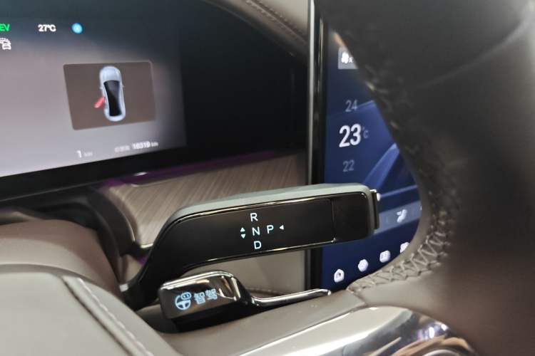 Used Denza Z9 2024 1100 km All-Wheel-Drive Ultra Version
