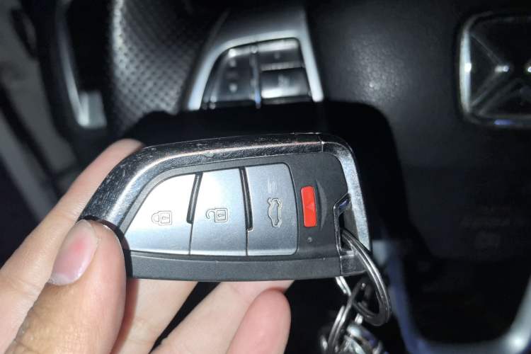 Used JMC Yusheng S350 2013 2.4T Automatic 2WD Diesel Luxury Edition 5 Seats Vehicle Key