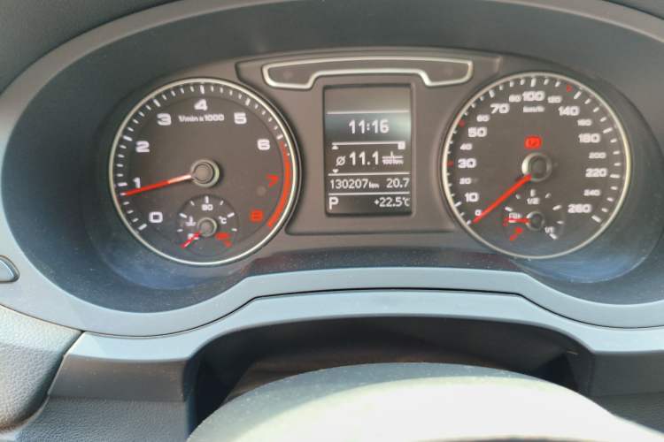 Used Audi Q3 2015 35 TFSI Comfort Model Odometer Close Up