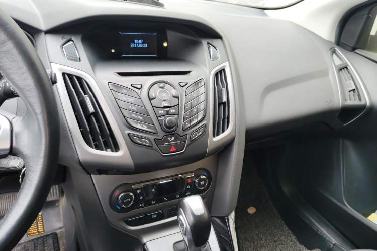 Used Ford Focus 2012 Hatchback 1.6L Automatic Fashion Edition Audio And AC Panel