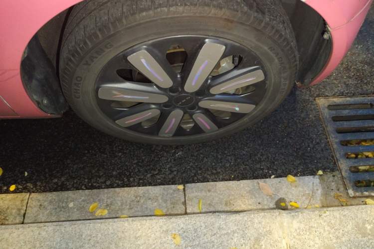 Used ORA Black Cat 2021 351 km Standard Version Right Front Wheel Hub