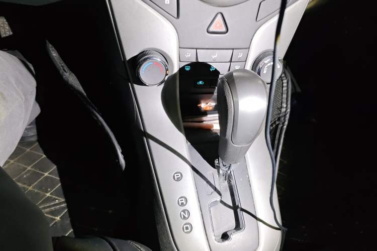 Used Chevrolet Cruze 2013 1.8L SE AT Gear Lever