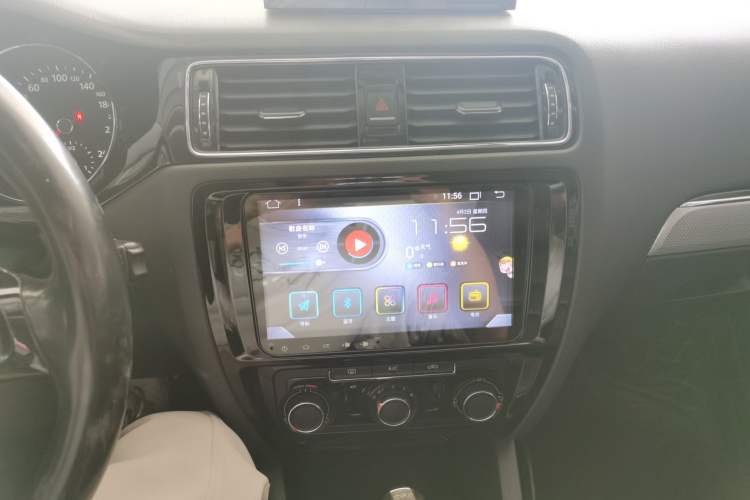 Used Volkswagen Sagitar 2016 230TSI 25th Anniversary Edition Audio And AC Panel