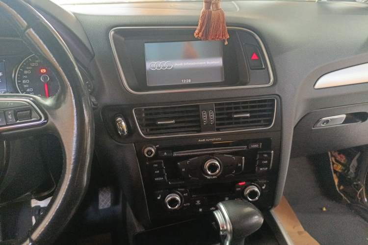 Used Audi Q5 2013 40 TFSI Technology Edition Audio And AC Panel