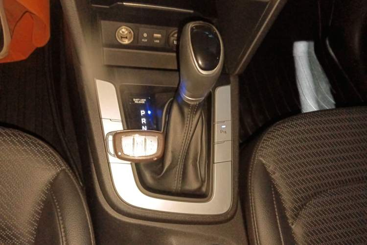 Used Hyundai Elantra (6th Generation / Lingdong) 2016 1.6L Automatic ZhiXuan · Luxury Version Gear Lever