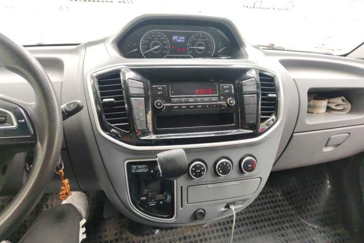 Used SAIC MAXUS Xintu V80 2023 2.0T AMT Classic Aoyuntong Short Wheelbase Mid-Roof 5/6-Seater
