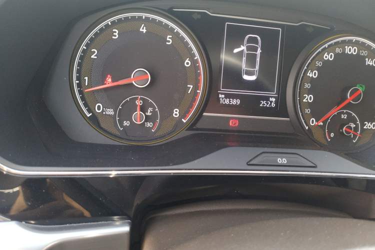 Used Volkswagen Passat 2020 Facelift 330TSI Elite Edition China VI Standard Odometer Close Up