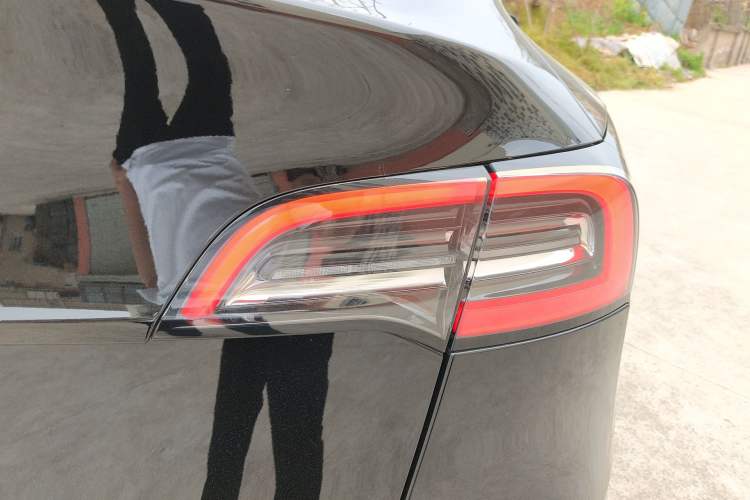 Used Tesla Model Y 2021 Standard Range Rear-Wheel Drive Version Right Rear Taillight