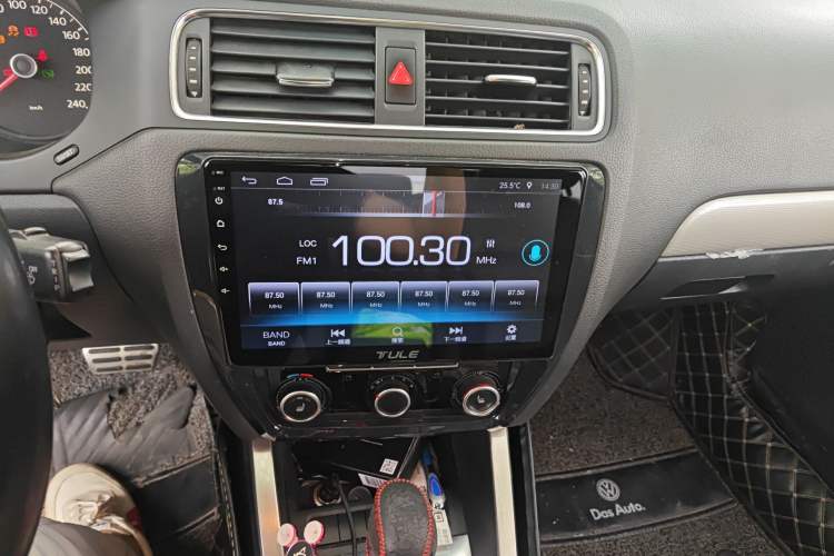 Used Volkswagen Sagitar 2012 1.6L Automatic Comfort Edition Audio And AC Panel