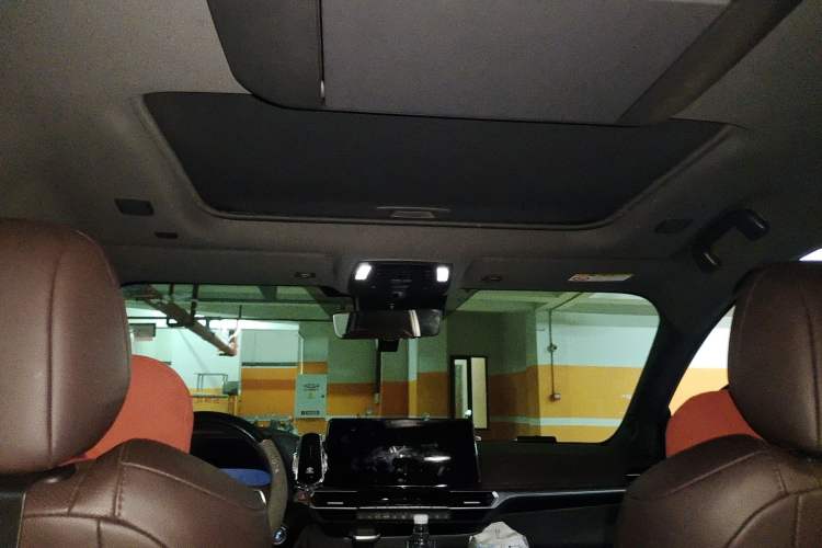 Used Toyota SIENNA 2023 2.5L Hybrid Platinum Edition Headliner