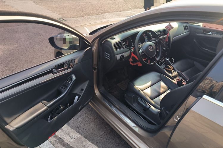 Used Volkswagen Sagitar 2015 1.6L Automatic Comfort Model
