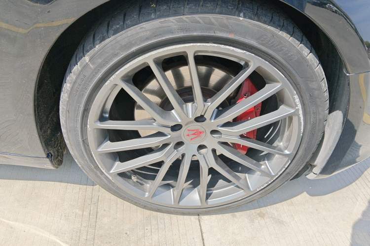 Used Maserati Ghibli 2014 3.0T Standard Edition Right Front Wheel Hub