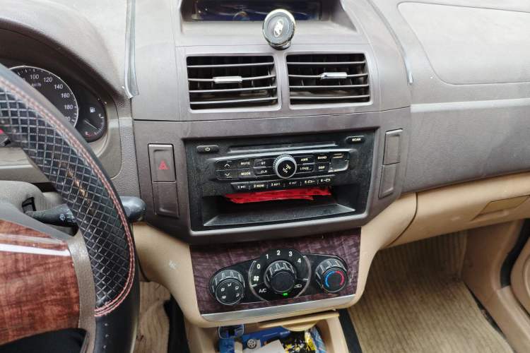 Used BAIC Weiwang M30 2015 1.5L Basic Version BJ415B Audio And AC Panel
