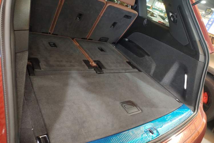 Used Audi Q7 2020 55 TFSI quattro S line sports model Trunk