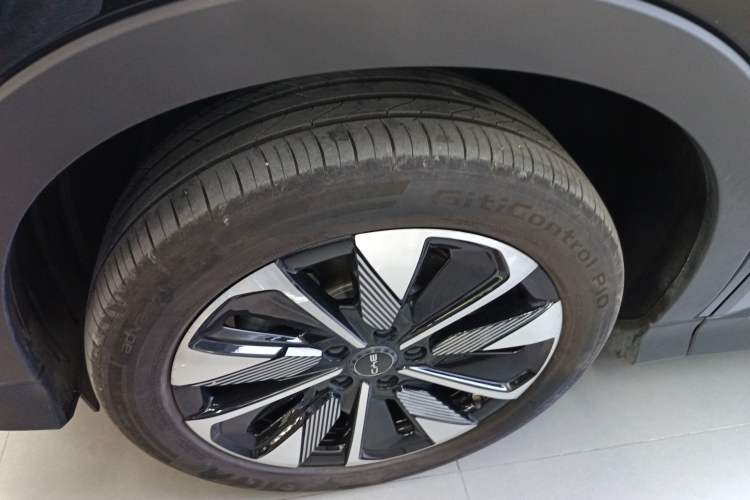 Used BYD Song PLUS New Energy 2025 DM-i 160KM Flagship Model Left Front Wheel Hub