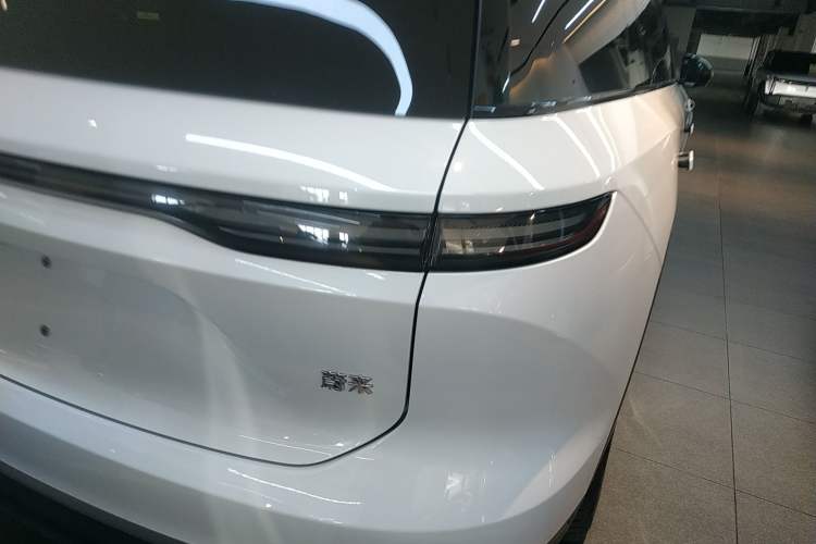 Used Nio ES8 2024 75 kWh Right Rear Taillight