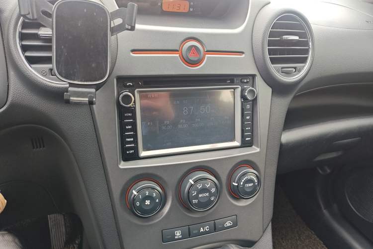 Used Kia Carens 2011 2.0L 7-Seater Automatic Standard Edition Audio And AC Panel