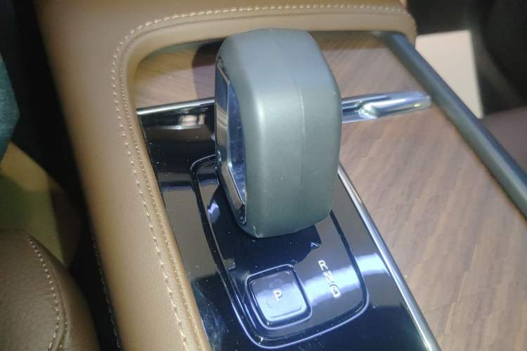 Used Volvo XC90 2024 B6 Zhiyi Luxury 7-Seater Gear Lever