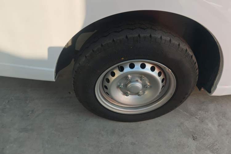 Used Wuling Yangguang 2024 300KM Comfort Version Passenger Van 75kW