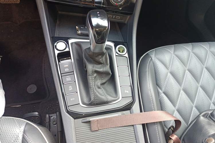 Used Volkswagen Sagitar 2023 300TSI DSG Excellence Edition Gear Lever