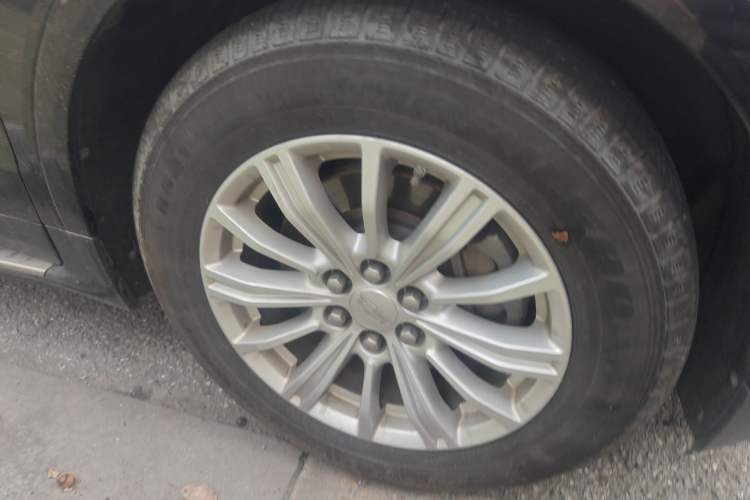 Used Cadillac XT5 2016 25T Tech Edition Right Front Wheel Hub