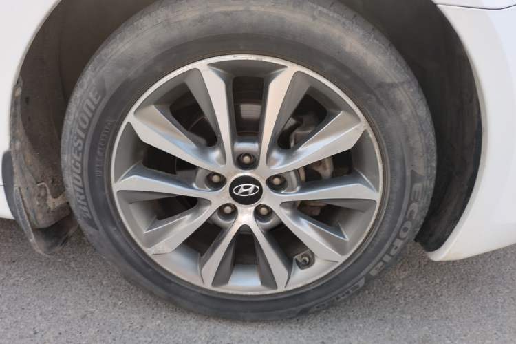 Used Hyundai Sonata 2013 2.4L Automatic Leading Edition China IV Standard Right Front Wheel Hub