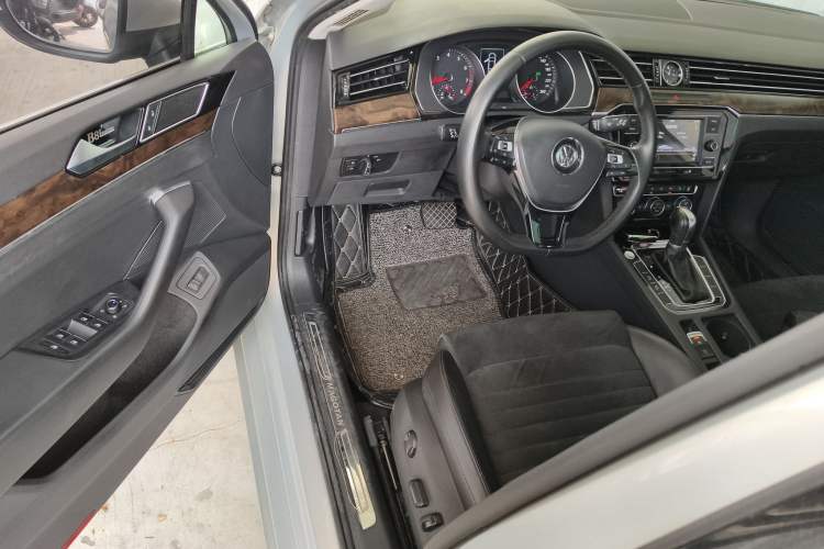 Used Volkswagen Magotan 2017 330TSI DSG Luxury Model Driver Seat