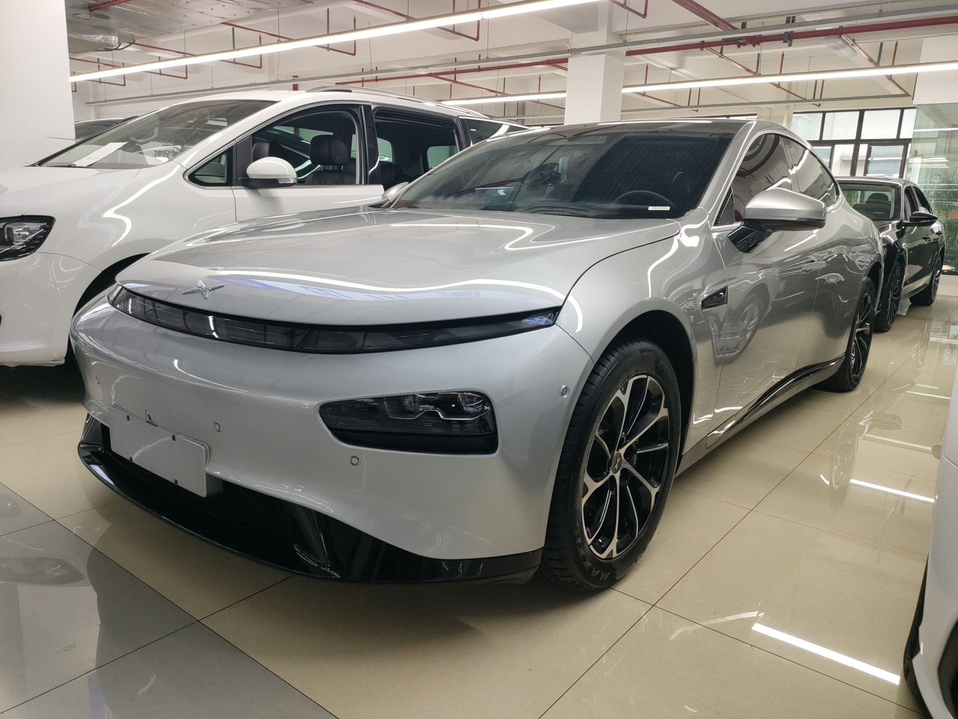 Под передней частью автомобиля