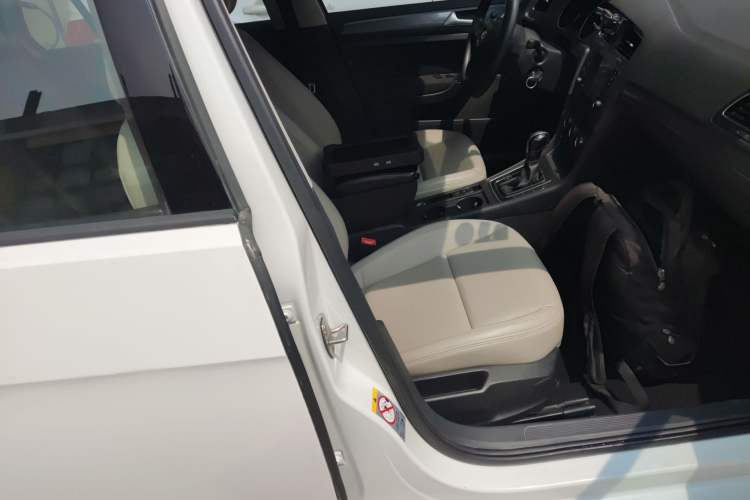 Used Volkswagen Golf 2015 1.6L Automatic Fashion Model
