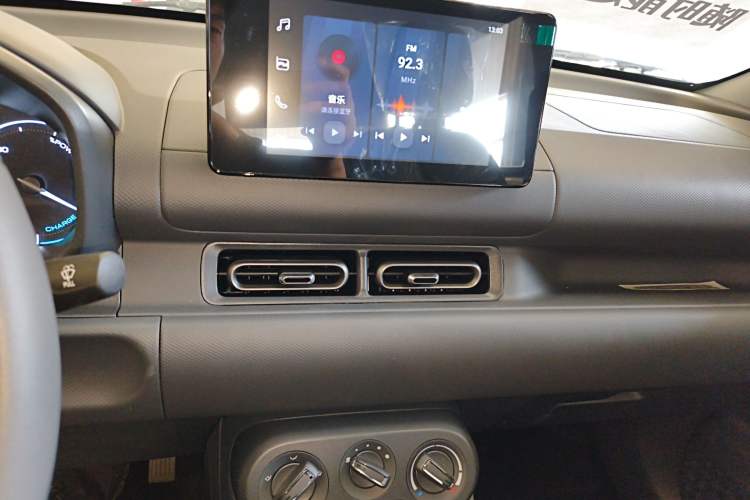 Used Wuling Hongguang New Energy 2024 All-Electric Model 300KM Standard Version Audio And AC Panel