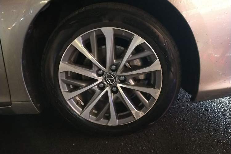 Used Lexus ES 2024 200 Premium Edition Right Front Wheel Hub
