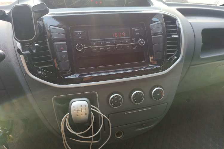 Used SAIC MAXUS Xintu V80 2021 2.0T Manual Classic Aoyuntong Short Wheelbase Mid-Roof 5/6-Seater
